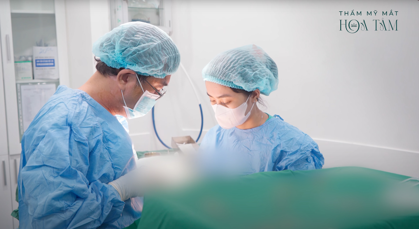 Thẩm Mỹ Mắt Hoa Tâm, Bác sĩ Lê Viết Trí