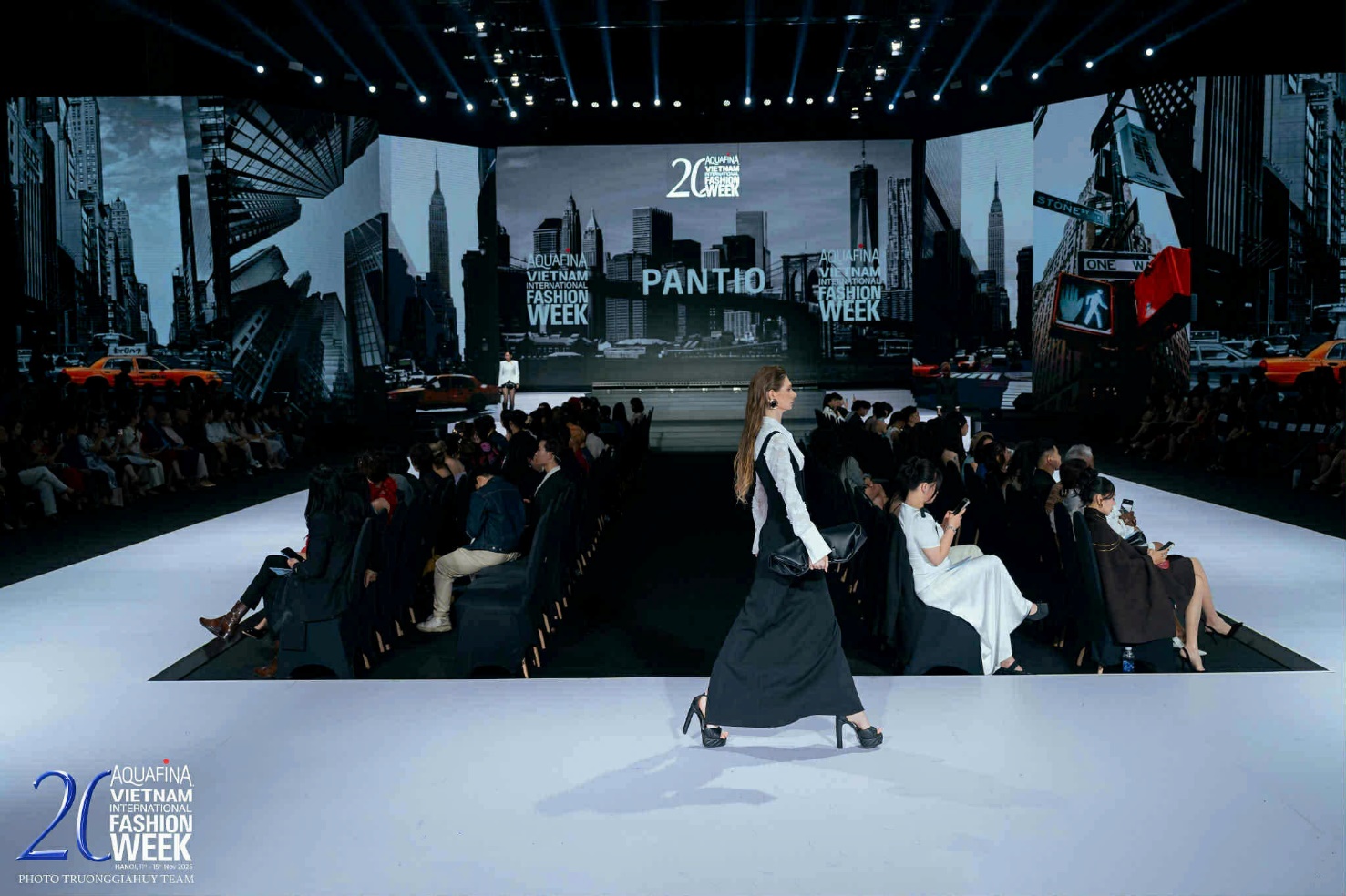 image007-ngoisaovn-w1477-h984 2 Angelina Lisica, Aquafina Vietnam International Fashion Week 2025