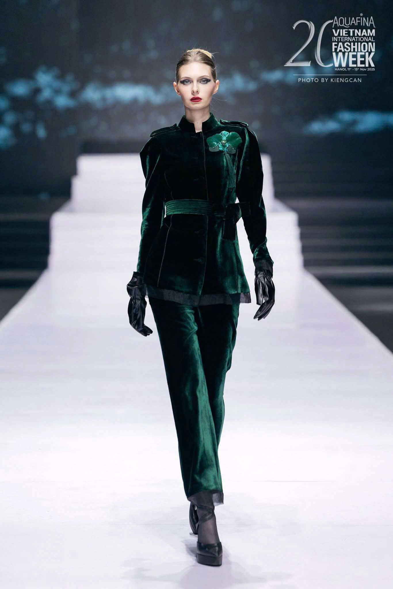 image009-ngoisaovn-w1366-h2048 1 Angelina Lisica, Aquafina Vietnam International Fashion Week 2025