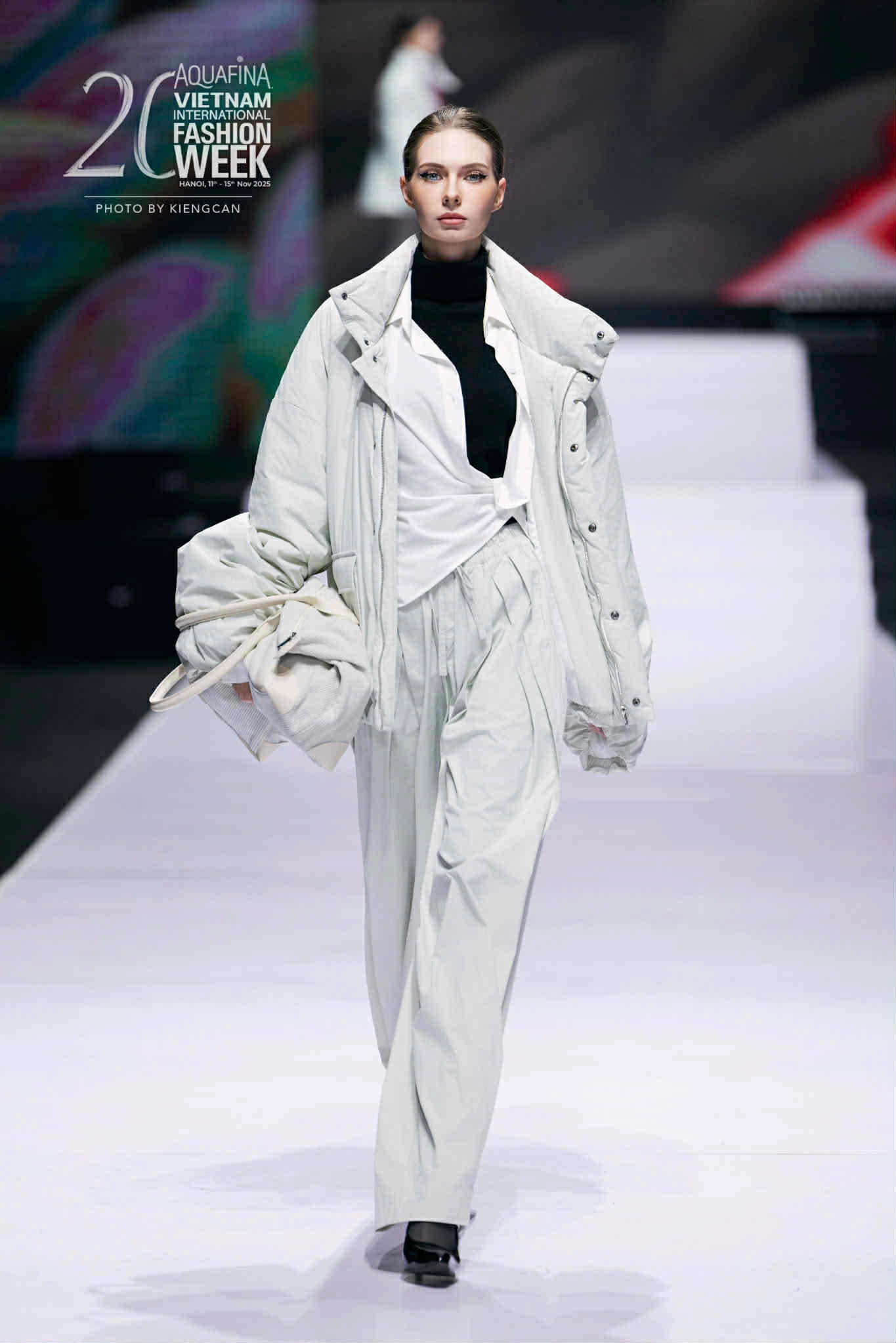 image011-ngoisaovn-w1365-h2046 0 Angelina Lisica, Aquafina Vietnam International Fashion Week 2025