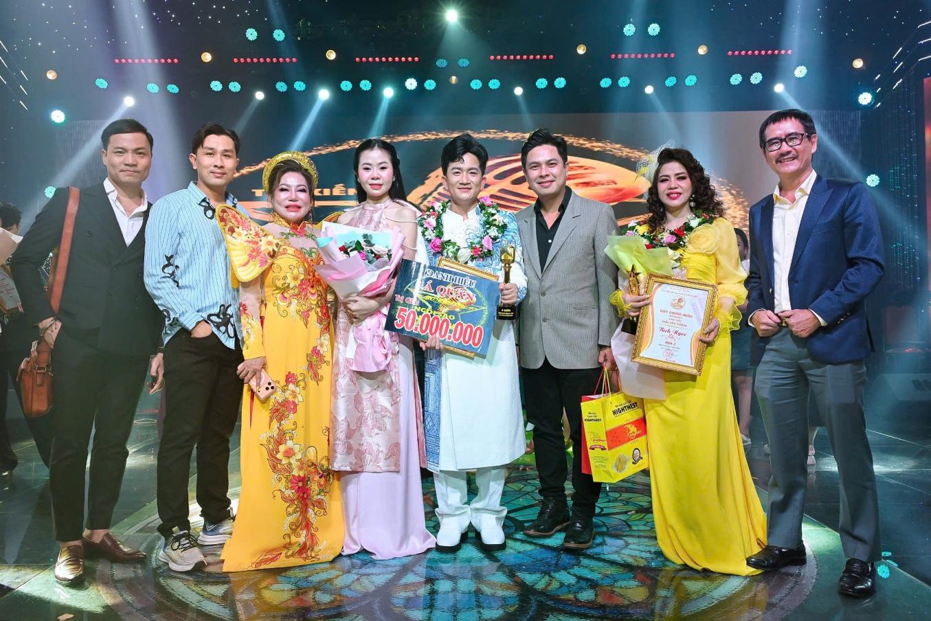 image005-ngoisaovn-w1355-h904 2 Bích Ngọc, Ngôi Sao Nhạc Việt 2025